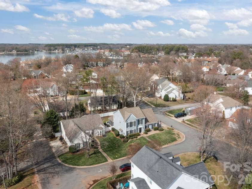 17115 Graves Court, Cornelius, NC 28031.  MLS# CAR4343687, YatesRealty ID 17990. The lake is steps away