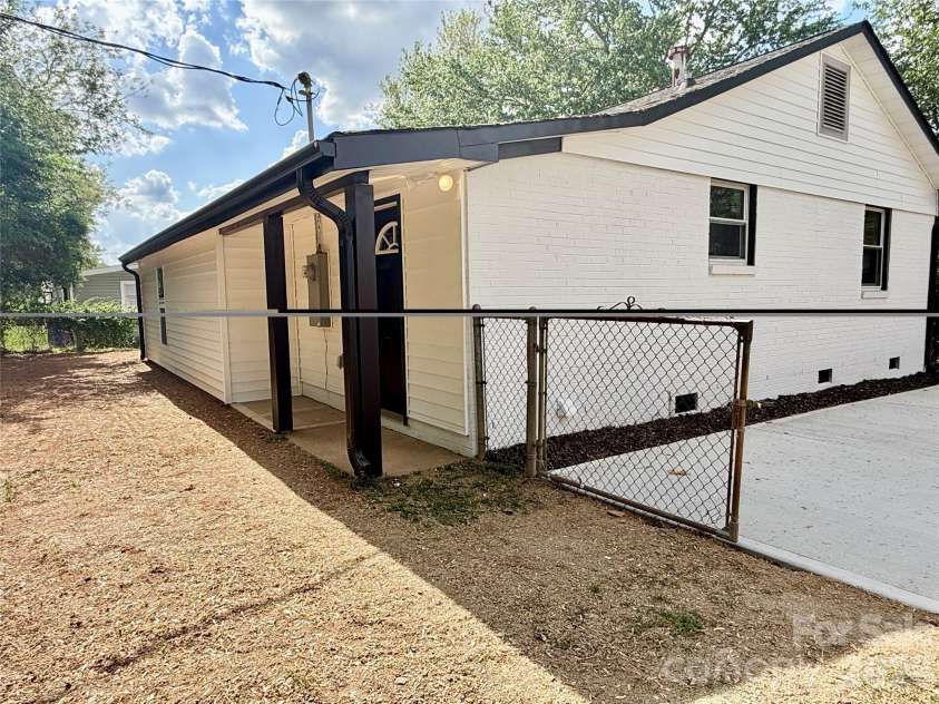 4330 Colebrook Road, Charlotte, NC 28215.  MLS# CAR4362704, YatesRealty ID 17991. 