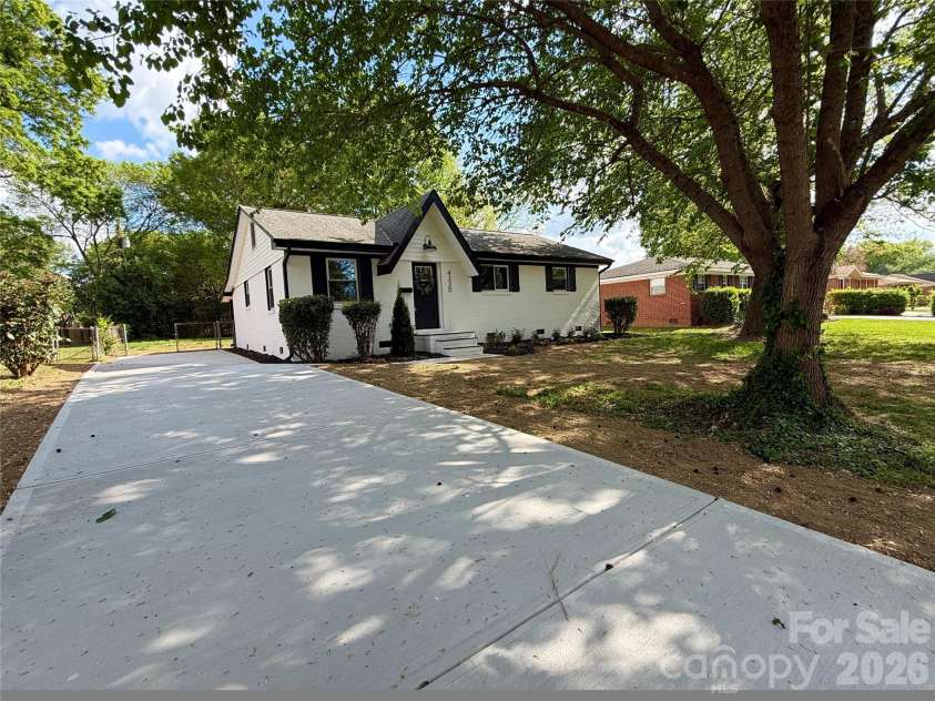 4330 Colebrook Road, Charlotte, NC 28215.  MLS# CAR4362704, YatesRealty ID 17991. 