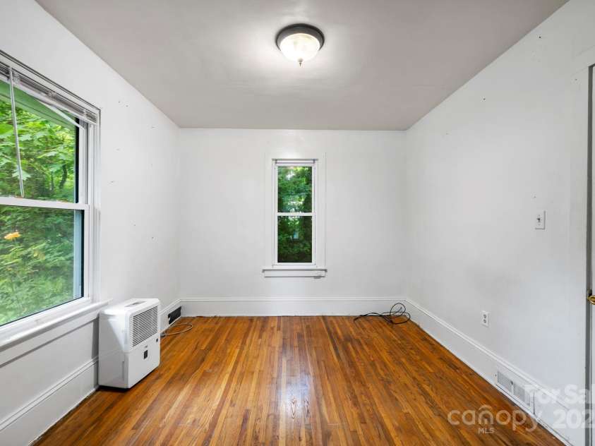 12 Lake Drive, Hendersonville, NC 28739.  MLS# CAR4260672, YatesRealty ID 17995. 