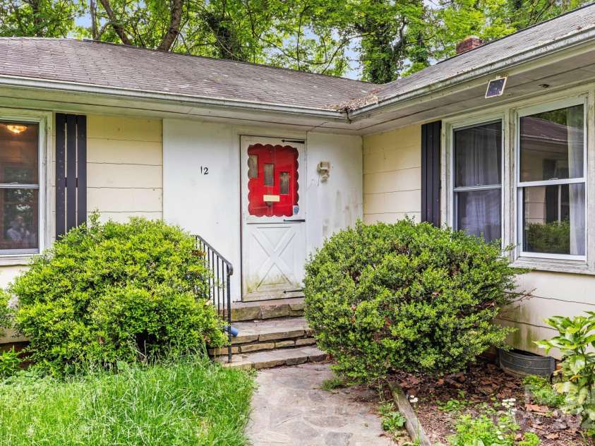 12 Lake Drive, Hendersonville, NC 28739.  MLS# CAR4260672, YatesRealty ID 17995. 