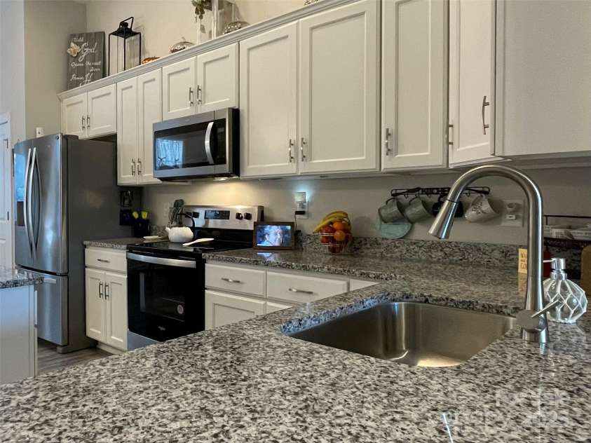 3100 Glacier Court, Gastonia, NC 28056.  MLS# CAR4210491, YatesRealty ID 17997. Granite Counter Tops