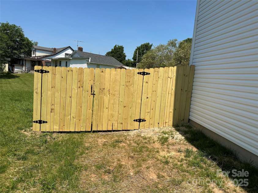 613 Buffalo Street, Shelby, NC 28150.  MLS# CAR4207882, YatesRealty ID 17998. 