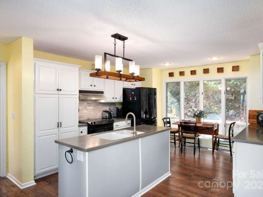 481 Overlook Drive, Mars Hill, NC 28754.  MLS# CAR4313425, YatesRealty ID 1800. 