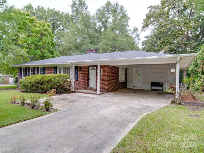 610 Davis Street, Lancaster, SC 29720.  MLS# CAR4178595, YatesRealty ID 1800. 