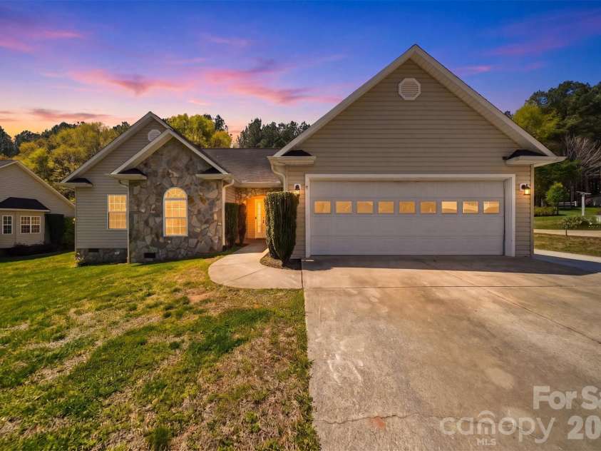 5175 Landing View Drive, Granite Falls, NC 28630.  MLS# CAR4369215, YatesRealty ID 18002. 