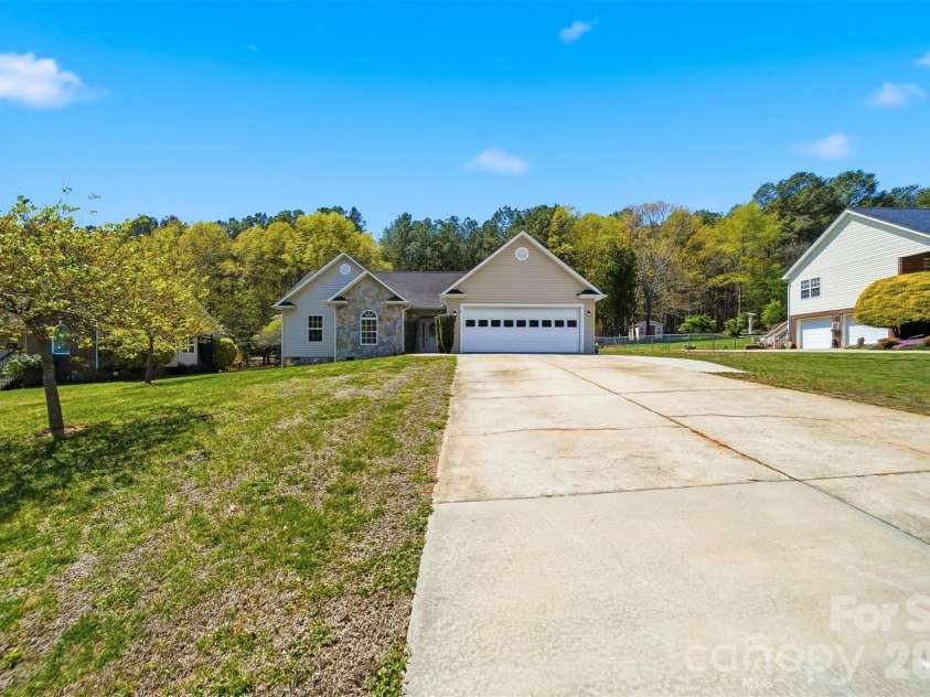 5175 Landing View Drive, Granite Falls, NC 28630.  MLS# CAR4369215, YatesRealty ID 18002. 