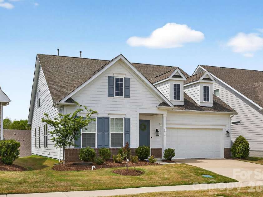 18018 Grey Mossrun Drive, Charlotte, NC 28278.  MLS# CAR4366883, YatesRealty ID 18005. Sought after Presley floorpan with Primary on main