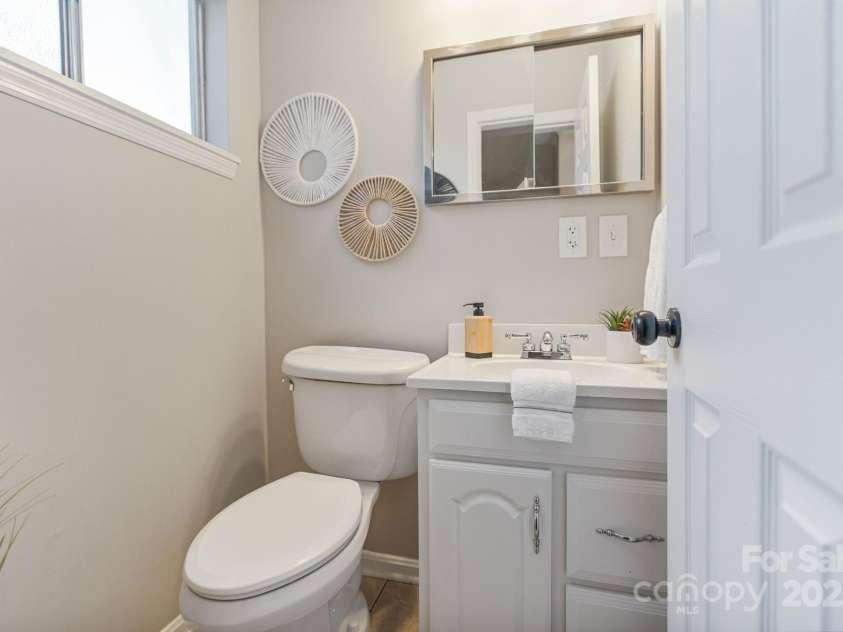 5909 Quail Hollow Road, Charlotte, NC 28210.  MLS# CAR4234664, YatesRealty ID 18007. Main level half bath