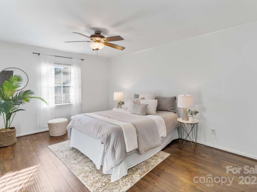 5909 Quail Hollow Road, Charlotte, NC 28210.  MLS# CAR4234664, YatesRealty ID 18007. Primary bedroom w/en suite bathroom.