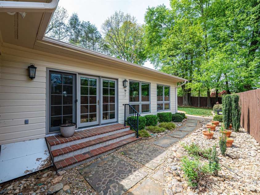 923 1st Street, Hickory, NC 28601.  MLS# CAR4363931, YatesRealty ID 18007. 