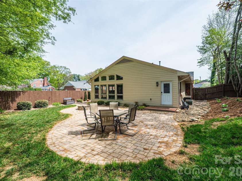 923 1st Street, Hickory, NC 28601.  MLS# CAR4363931, YatesRealty ID 18007. 