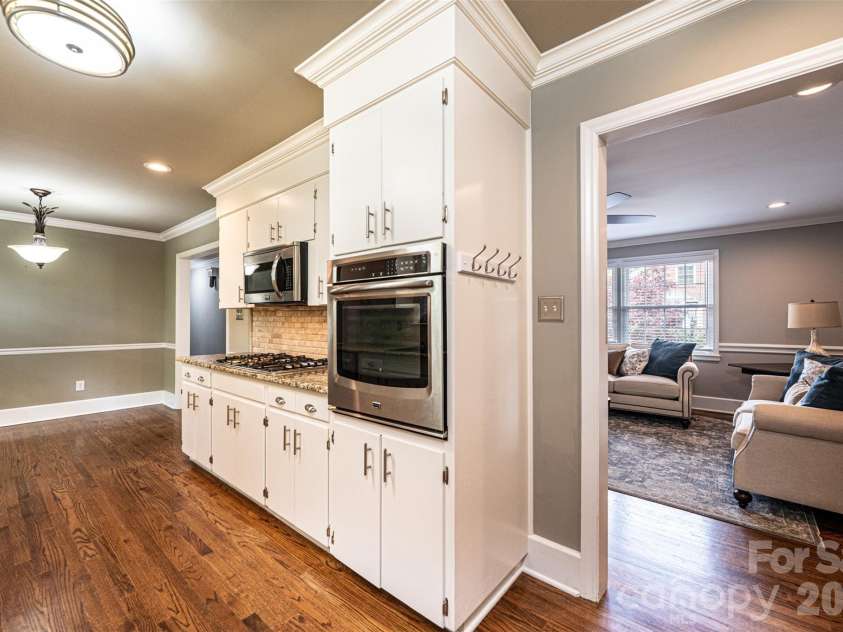 923 1st Street, Hickory, NC 28601.  MLS# CAR4363931, YatesRealty ID 18007. 