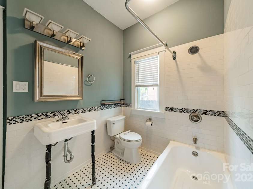 822 Front Street, Statesville, NC 28677.  MLS# CAR4252323, YatesRealty ID 18008. 