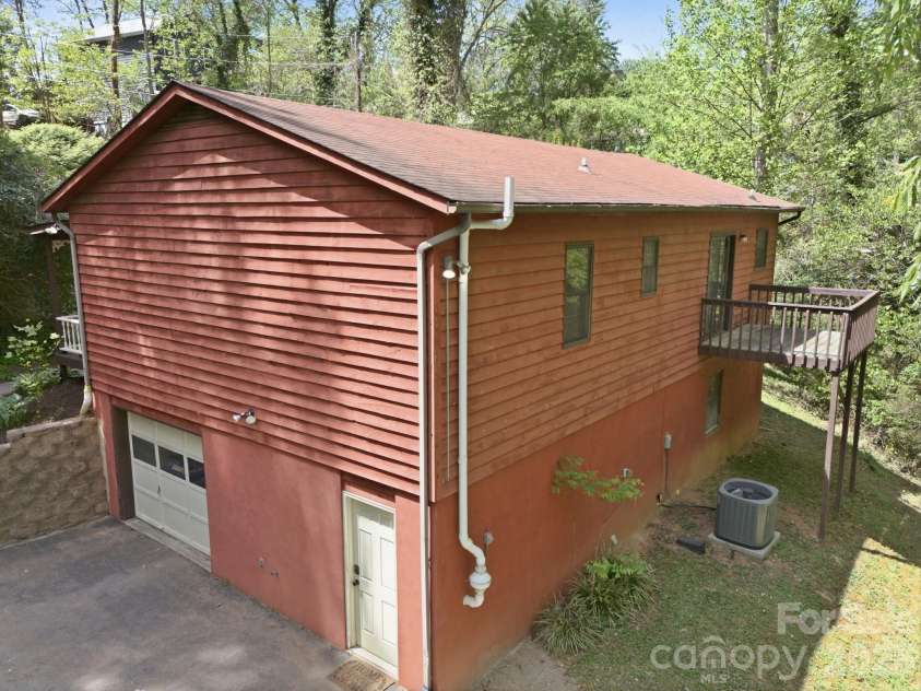 307 Westforest Lane, Asheville, NC 28806.  MLS# CAR4373537, YatesRealty ID 18009. 