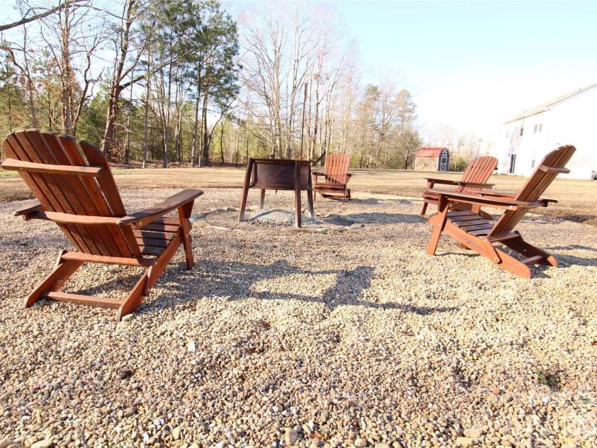 105 Oak Crossing Drive, Shelby, NC 28152.  MLS# CAR4336109, YatesRealty ID 1801. Backyard firepit