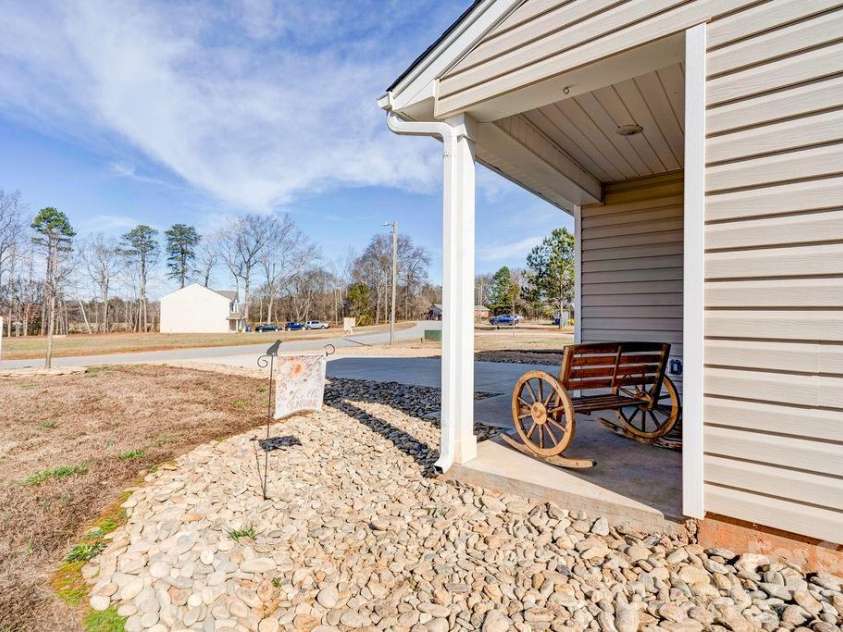 105 Oak Crossing Drive, Shelby, NC 28152.  MLS# CAR4336109, YatesRealty ID 1801. Front Porch