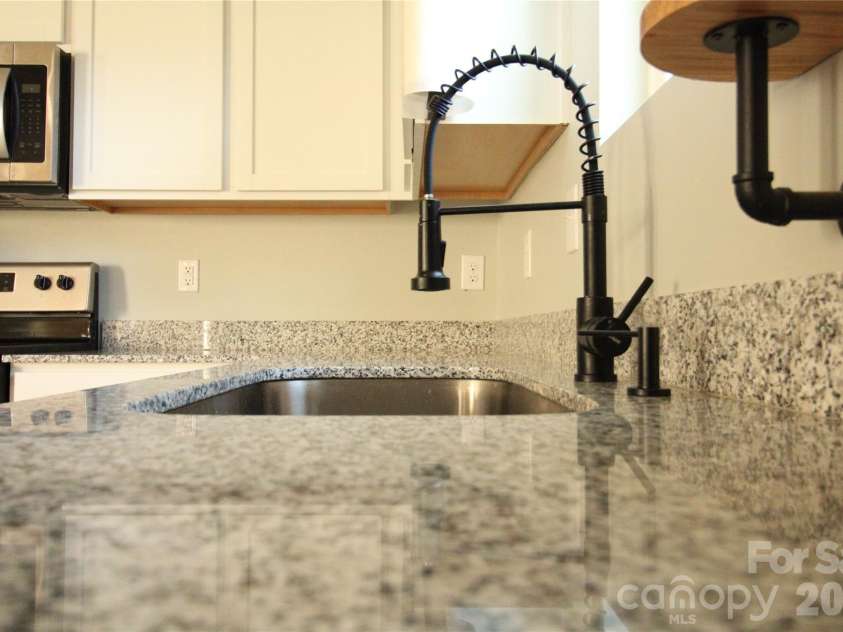 105 Oak Crossing Drive, Shelby, NC 28152.  MLS# CAR4336109, YatesRealty ID 1801. Kitchen