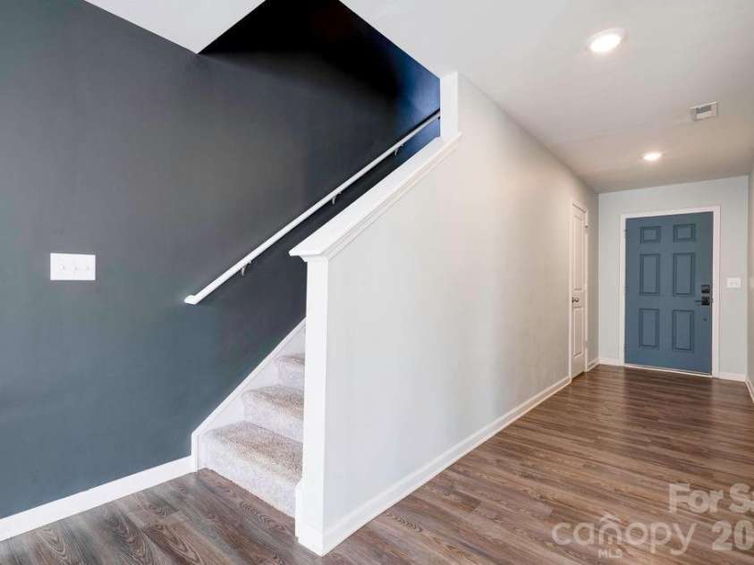 105 Oak Crossing Drive, Shelby, NC 28152.  MLS# CAR4336109, YatesRealty ID 1801. Main floor foyer 
