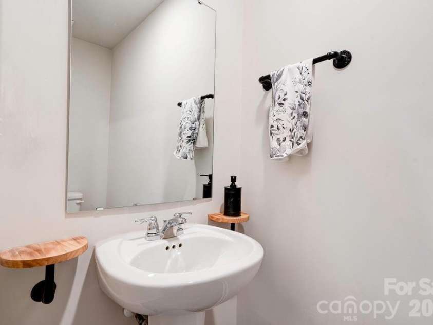 105 Oak Crossing Drive, Shelby, NC 28152.  MLS# CAR4336109, YatesRealty ID 1801. Powder room / Half Bath