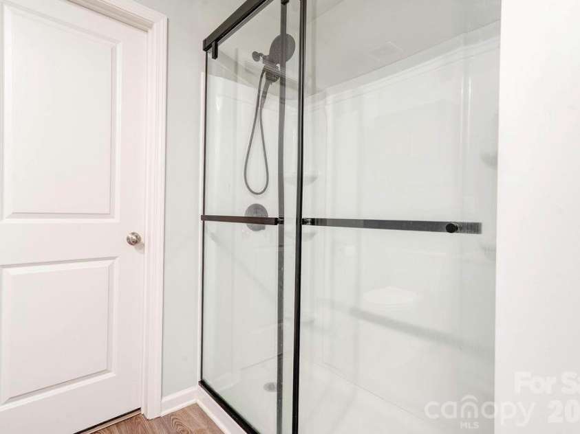 105 Oak Crossing Drive, Shelby, NC 28152.  MLS# CAR4336109, YatesRealty ID 1801. Primary full bathroom