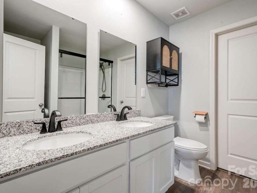 105 Oak Crossing Drive, Shelby, NC 28152.  MLS# CAR4336109, YatesRealty ID 1801. Primary full bathroom
