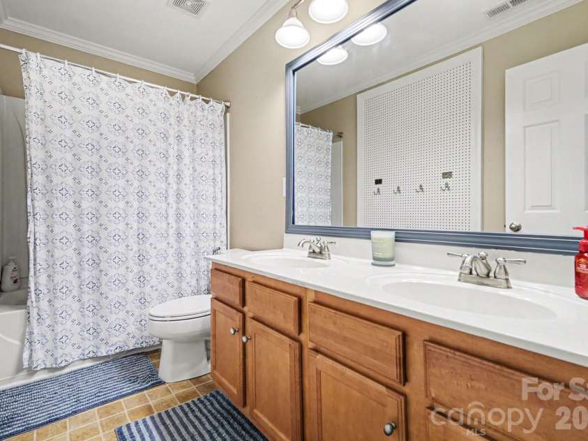 230 Lylic Woods Drive, Fort Mill, SC 29715.  MLS# CAR4375765, YatesRealty ID 18011. Full Guest Bath