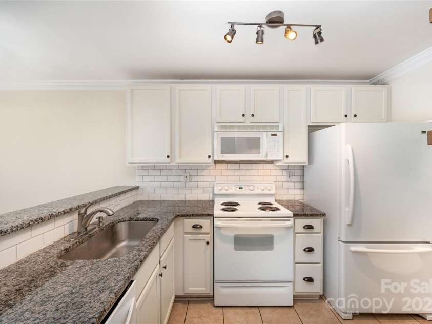 1218 Green Oaks Lane, Charlotte, NC 28205.  MLS# CAR4246670, YatesRealty ID 18013. 