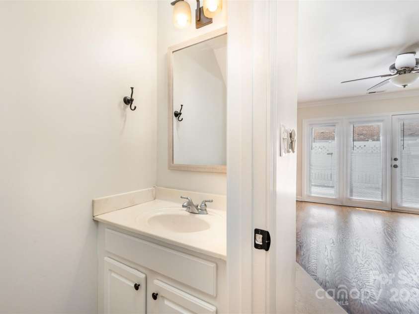 1218 Green Oaks Lane, Charlotte, NC 28205.  MLS# CAR4246670, YatesRealty ID 18013. 