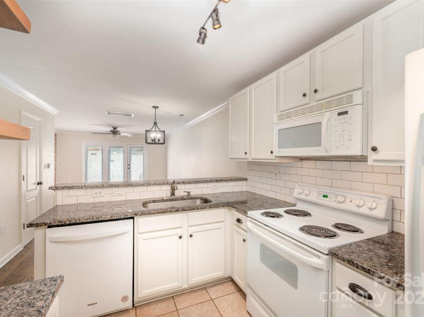 1218 Green Oaks Lane, Charlotte, NC 28205.  MLS# CAR4246670, YatesRealty ID 18013. 