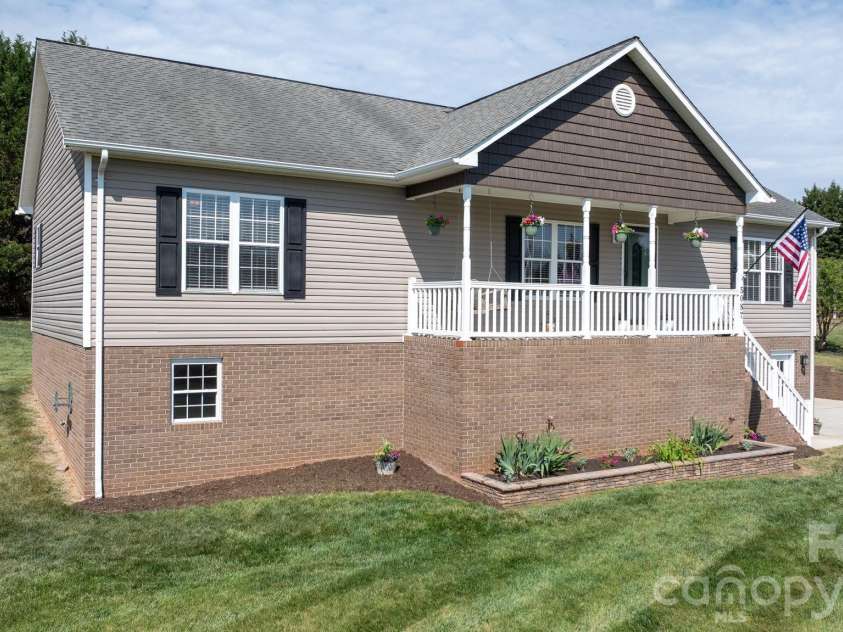 5087 South Oak Circle, Granite Falls, NC 28630.  MLS# CAR4374604, YatesRealty ID 18014. 