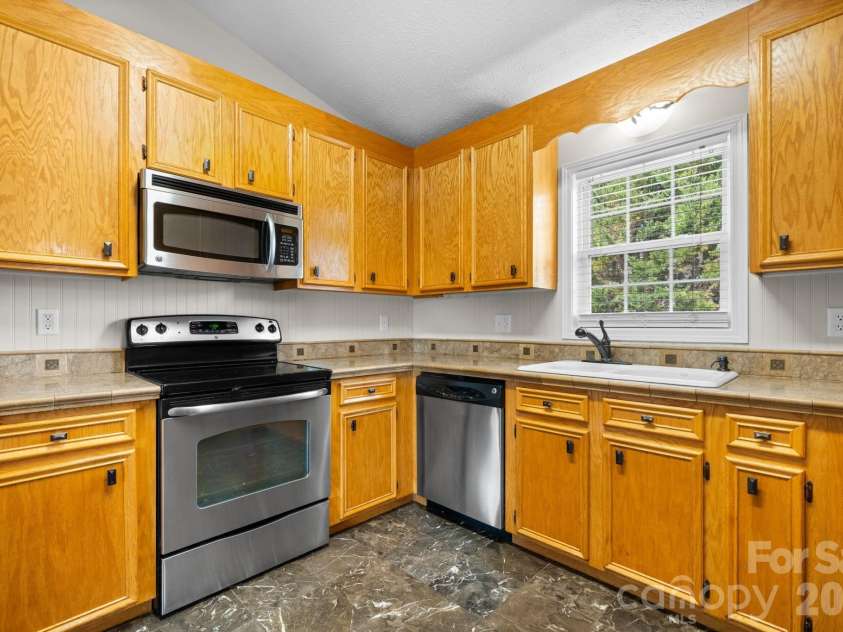 5087 South Oak Circle, Granite Falls, NC 28630.  MLS# CAR4374604, YatesRealty ID 18014. 