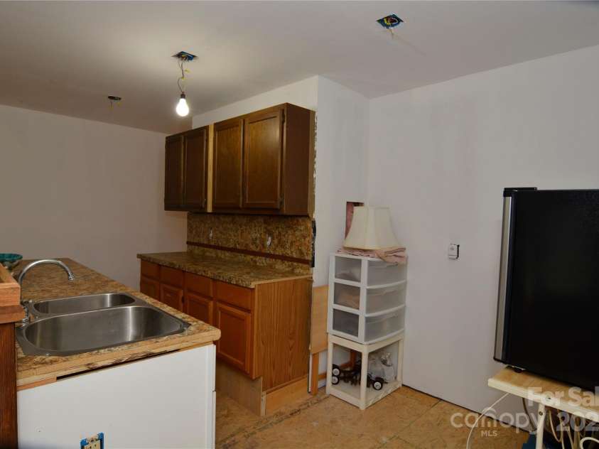 140 Ivy Trails Road, Weaverville, NC 28787.  MLS# CAR4228155, YatesRealty ID 18018. Kitchen