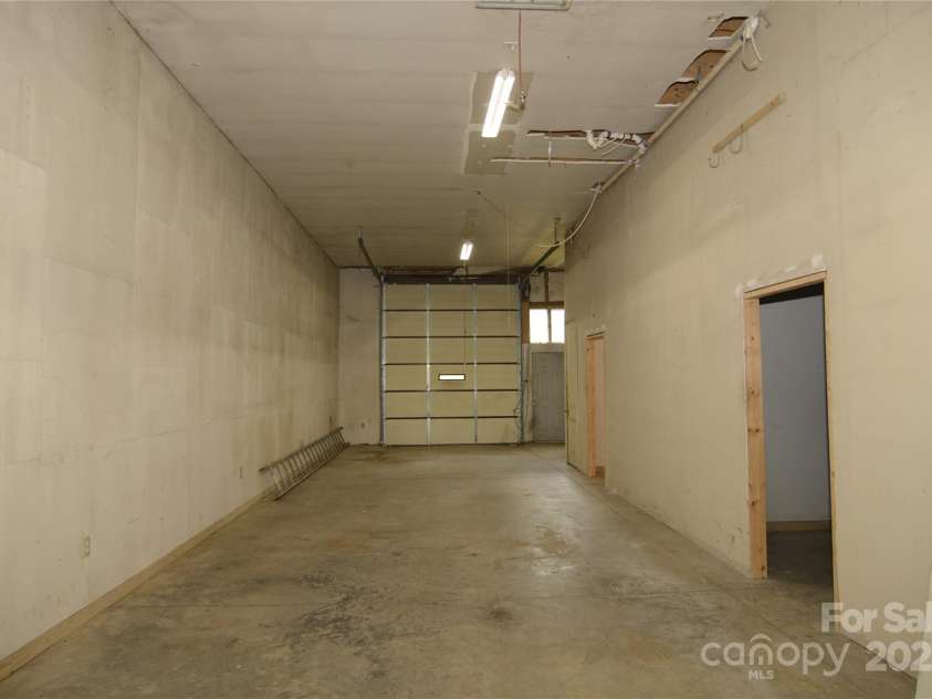 140 Ivy Trails Road, Weaverville, NC 28787.  MLS# CAR4228155, YatesRealty ID 18018. Main Level Garage with 13 foot ceilings