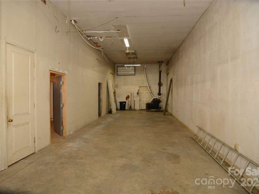 140 Ivy Trails Road, Weaverville, NC 28787.  MLS# CAR4228155, YatesRealty ID 18018. Main Level Garage with 13 foot ceilings