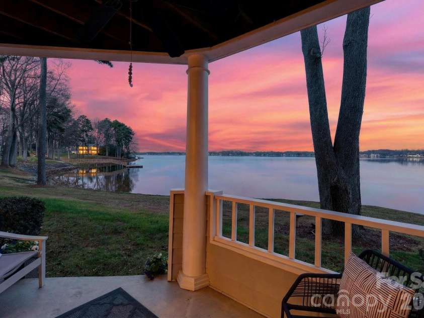 367 Northwest Drive, Davidson, NC 28036.  MLS# CAR4344885, YatesRealty ID 18020. 