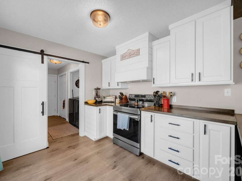 2581 Double Island Road, Burnsville, NC 28740.  MLS# CAR4320527, YatesRealty ID 18023. Kitchen