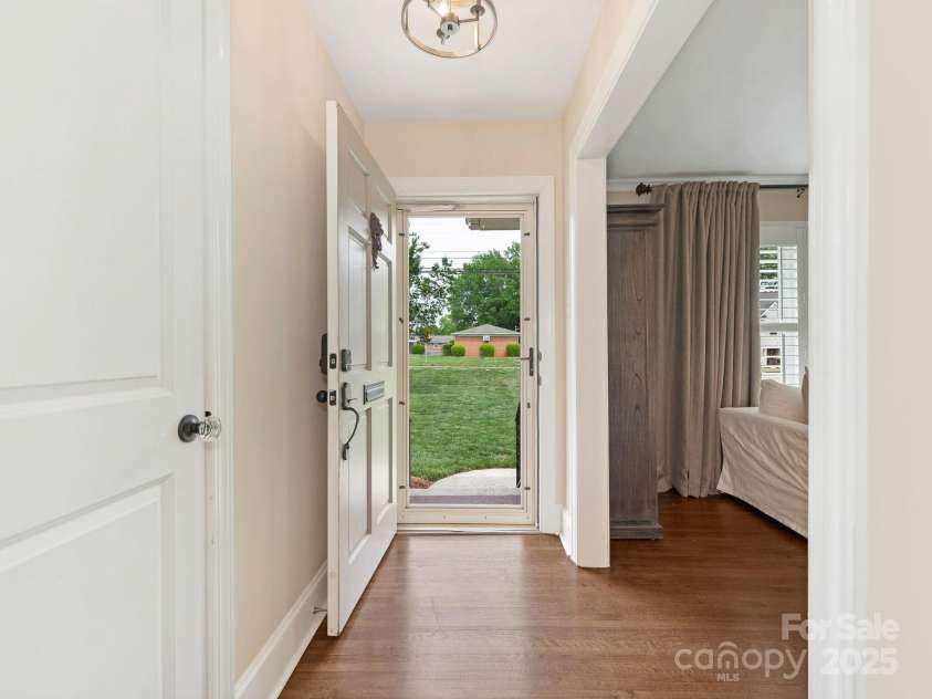 4346 Walker Road, Charlotte, NC 28211.  MLS# CAR4250204, YatesRealty ID 18023. Foyer