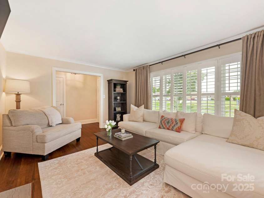 4346 Walker Road, Charlotte, NC 28211.  MLS# CAR4250204, YatesRealty ID 18023. Living Room