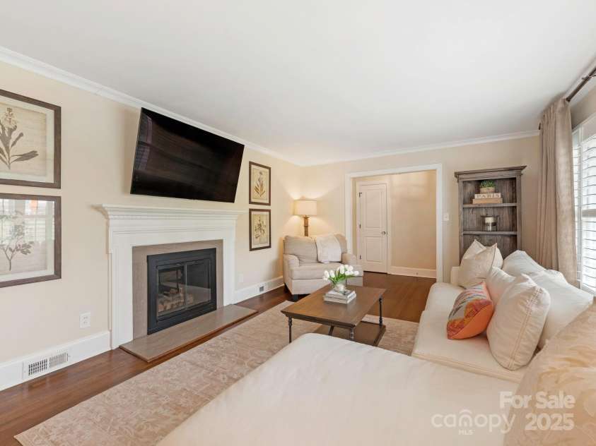 4346 Walker Road, Charlotte, NC 28211.  MLS# CAR4250204, YatesRealty ID 18023. Living Room
