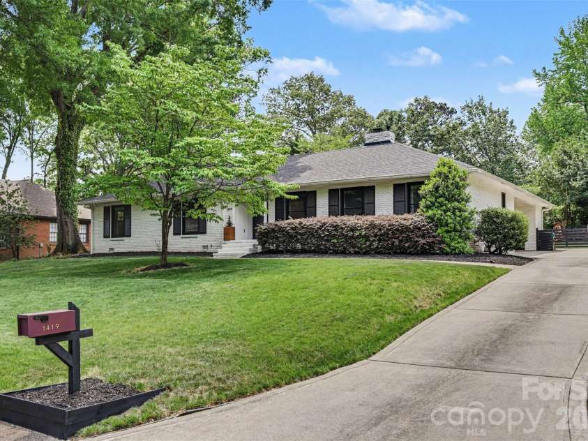 1419 Redcoat Drive, Charlotte, NC 28211.  MLS# CAR4375138, YatesRealty ID 18024. 