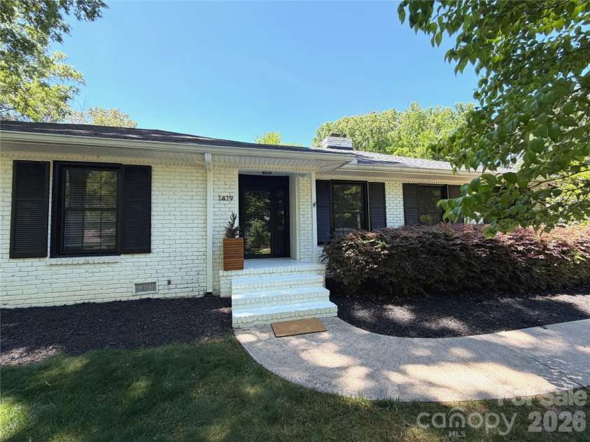 1419 Redcoat Drive, Charlotte, NC 28211.  MLS# CAR4375138, YatesRealty ID 18024. 