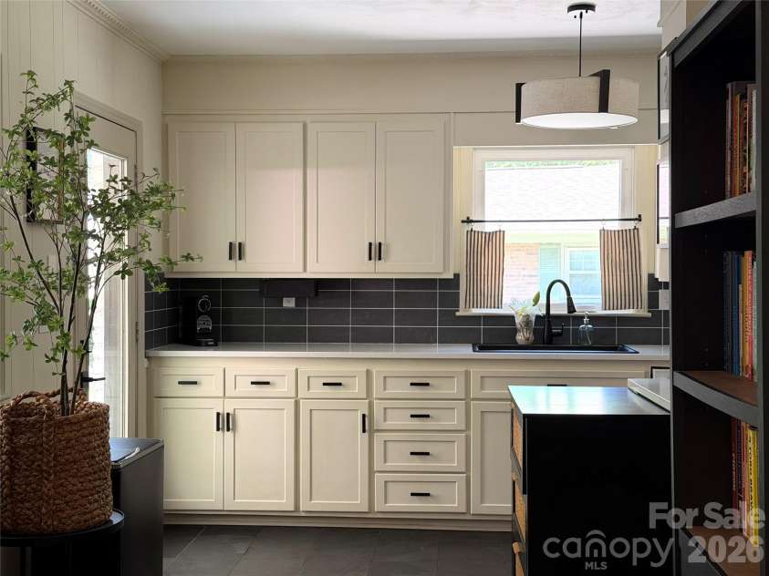 1419 Redcoat Drive, Charlotte, NC 28211.  MLS# CAR4375138, YatesRealty ID 18024. 