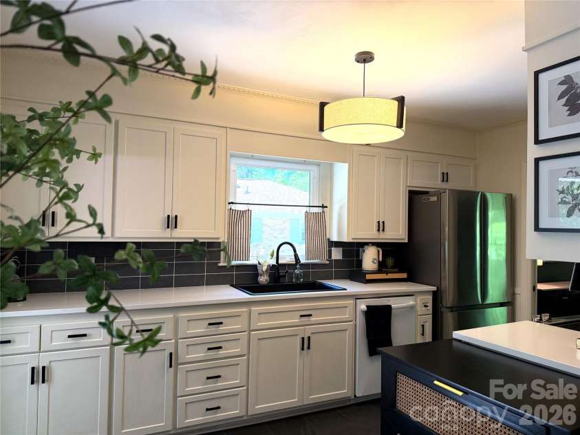 1419 Redcoat Drive, Charlotte, NC 28211.  MLS# CAR4375138, YatesRealty ID 18024. 