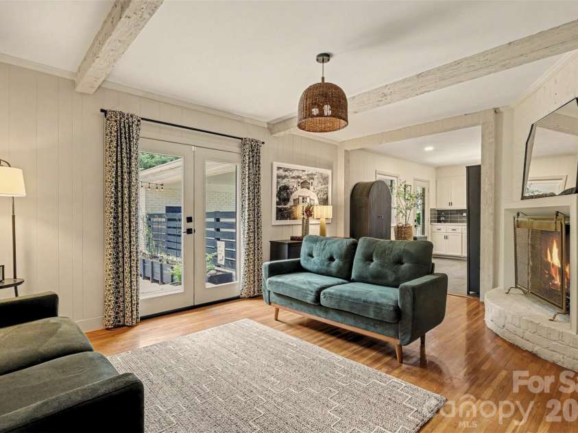 1419 Redcoat Drive, Charlotte, NC 28211.  MLS# CAR4375138, YatesRealty ID 18024. 