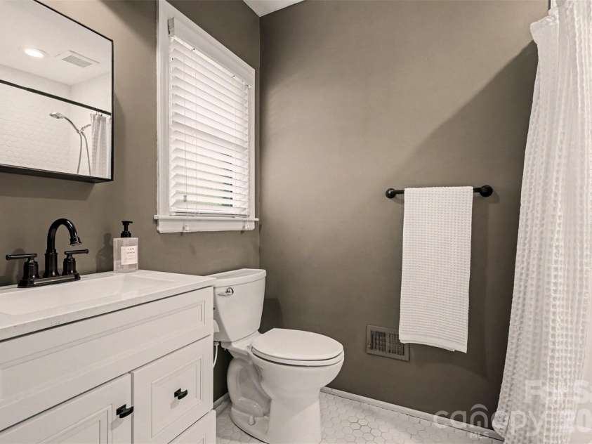 1419 Redcoat Drive, Charlotte, NC 28211.  MLS# CAR4375138, YatesRealty ID 18024. 