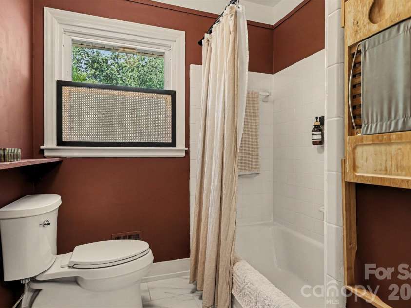 1419 Redcoat Drive, Charlotte, NC 28211.  MLS# CAR4375138, YatesRealty ID 18024. 