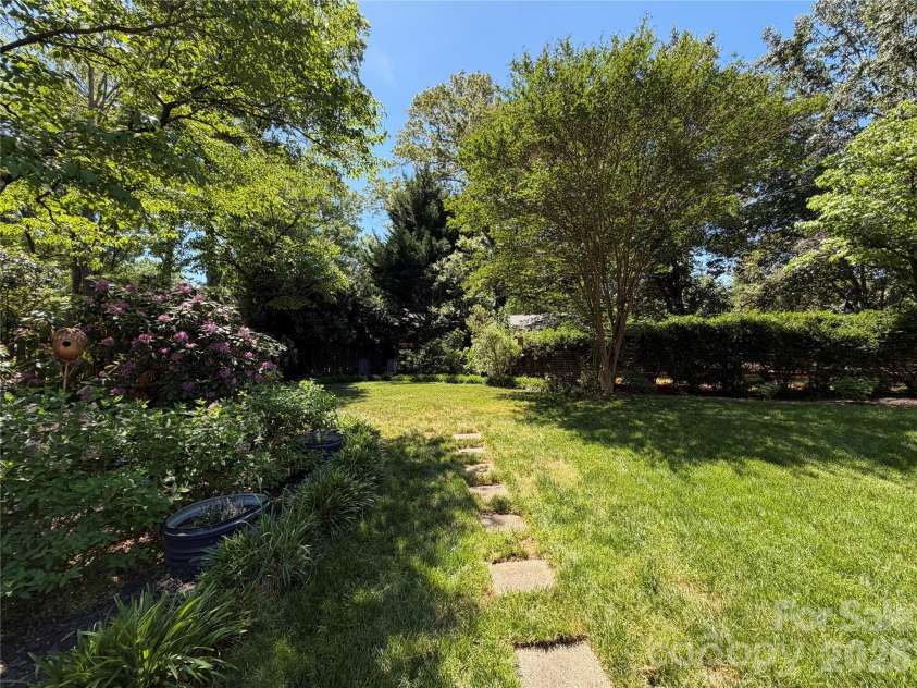 1419 Redcoat Drive, Charlotte, NC 28211.  MLS# CAR4375138, YatesRealty ID 18024. 