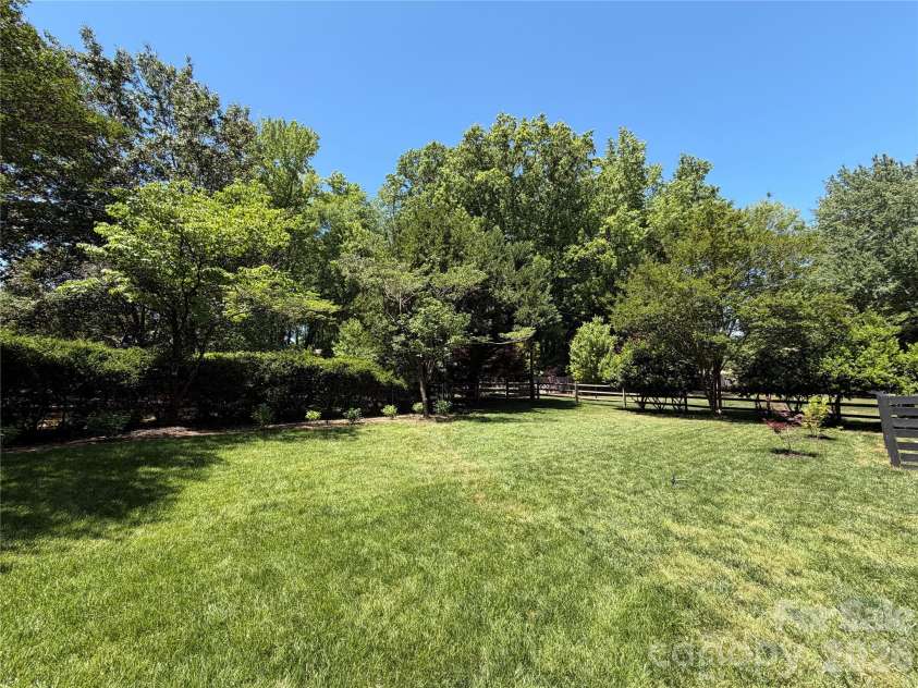 1419 Redcoat Drive, Charlotte, NC 28211.  MLS# CAR4375138, YatesRealty ID 18024. 