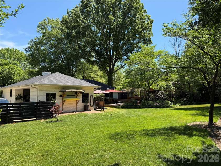1419 Redcoat Drive, Charlotte, NC 28211.  MLS# CAR4375138, YatesRealty ID 18024. 